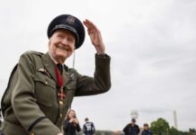'Candy Bomber' pilot dies in US aged 101