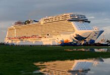 Cruise ship runs aground in the Caribbean: Thousands of people on board