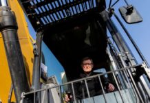 Woelki after a break: appearance as an excavator driver