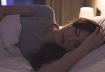 Do you want to sleep better? Turn off the lights and lower the blinds