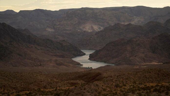 29614268-colorado-river-3mfe