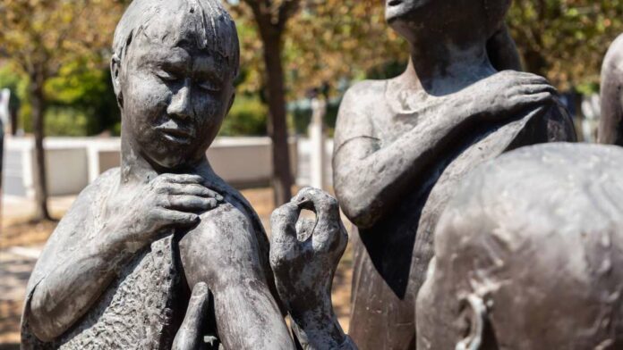29639900-statuen-vor-dem-who-gebaeude-1kdg7zxyrqfe