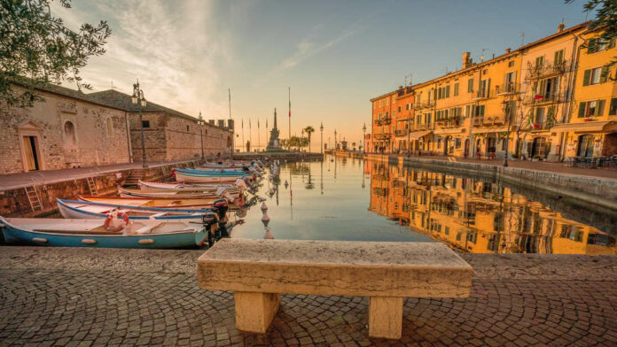 29634252-malerisch-lazise-am-gardasee-das-insbesondere-bei-touristen-aus-bayern-und-baden-wuerttemberg-sehr-beliebt-ist-2ceez6ltj5fe