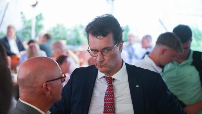 29658710-mit-der-ferien-bevorzugung-bayerns-ist-nrw-ministerpraesident-wuest-cdu-alles-andere-als-zufrieden-symbolbild-2tbahrtwg8fe