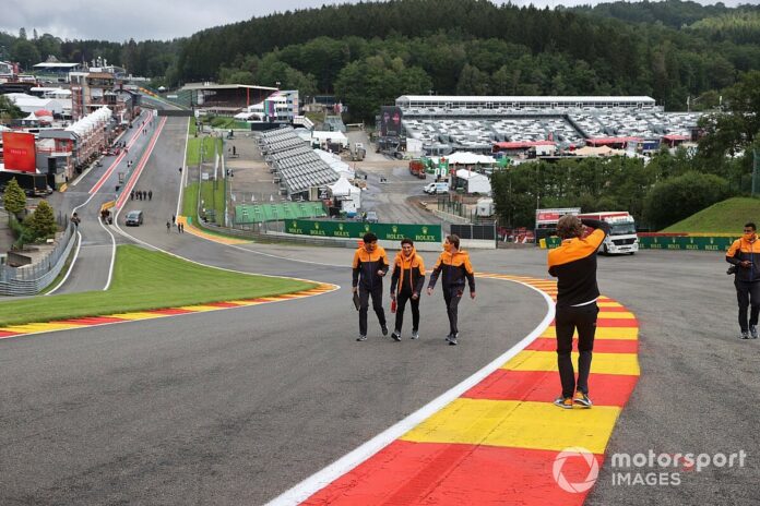 lando-norris-mclaren-walks-the
