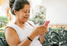 It's true! Mexicans make fewer phone calls. Do you know how many minutes on average?