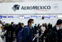 Profeco urges Aeroméxico to eliminate "abusive charge" for travel insurance