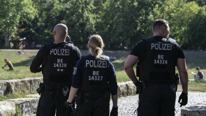 29521013-polizei-beamtinnen-im-goerlitzer-park-in-berlin-archivbild-1ufe