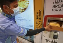 Free bread for the poor in Dubai, one of the cities with the most millionaires in the world