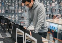 Why doesn't anyone buy computers anymore? These are the reasons that have this industry in crisis