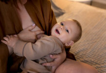 My baby is very distracted while breastfeeding: why it happens and how to get him to refocus his attention on breastfeeding