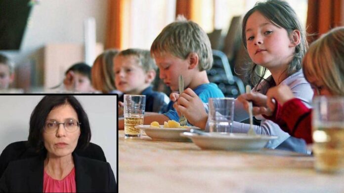 30102307-freiburgs-bildungsbuergermeisterin-christine-buchheit-ist-neben-essenden-kindern-zu-sehen-1ogr81n0bqfe