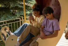 The FOMO effect or "fear of missing out" in adolescence: this is how your child feels